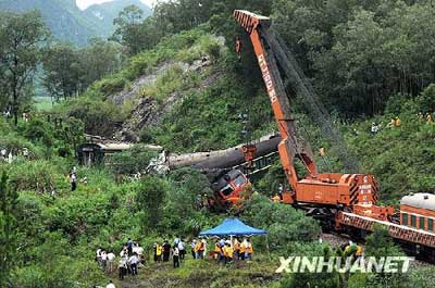 7月29日,现场救援人员用吊臂把受损列车吊起.新华社发