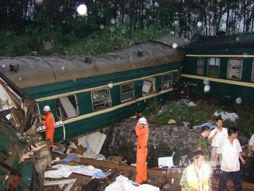 直击7-29旅客列车脱轨事故抢险救援(组图)
