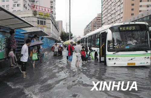 上海突遭大暴雨袭击:气象台发出红色警报(图)