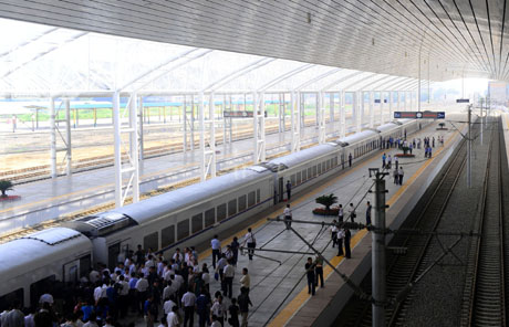 7月30日,旅客在抚顺北车站准备登上"和谐号"内燃动车组.