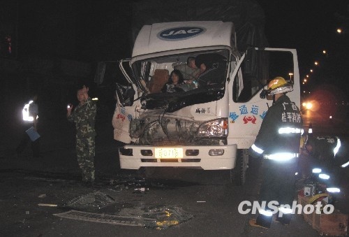 图:广西南梧公路重庆货车撞上广西大货车