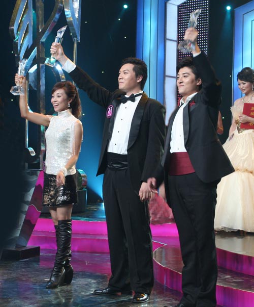 三位青歌赛总决赛冠军,从左至右:王小平(通俗组),任胜之(美声组)