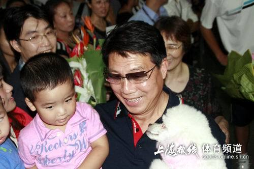 图文:[全运男足]上海凯旋 根宝抱着小孩