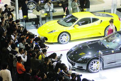 广州汽车展吸引了众多的市民前来参观选购。新华社记者卢汉欣摄