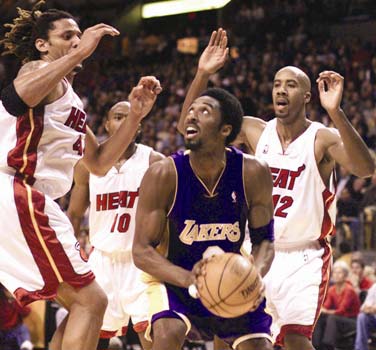 2000年，科比21岁，穿8号球衣、理蘑菇头，那一年他拿到了NBA职业生涯的第一个冠军