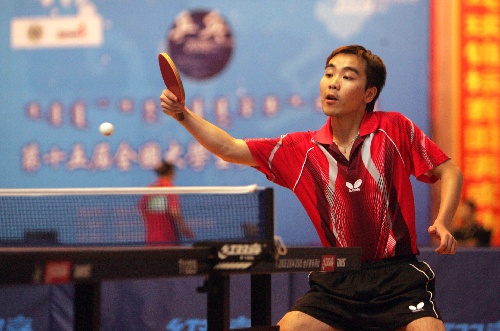 图文:全国大学生乒乓球锦标赛 反手拉球
