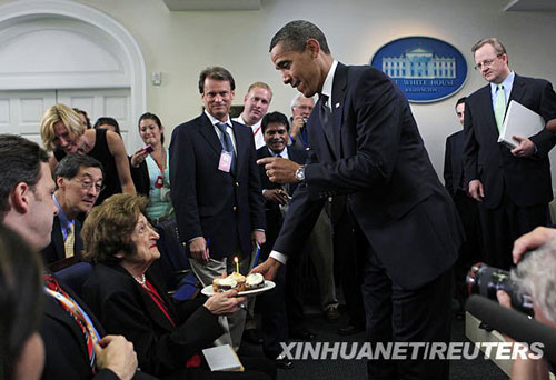 8月4日，在华盛顿白宫，美国总统奥巴马向白宫专栏作家海伦・托马斯赠送蛋糕，庆祝海伦89岁生日。