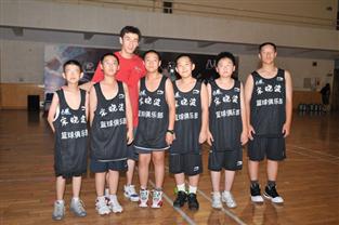 图文:宋晓波篮球夏令营闭营 张云松与小朋友