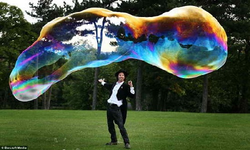 英国一男子吹出世界最大肥皂泡(组图)