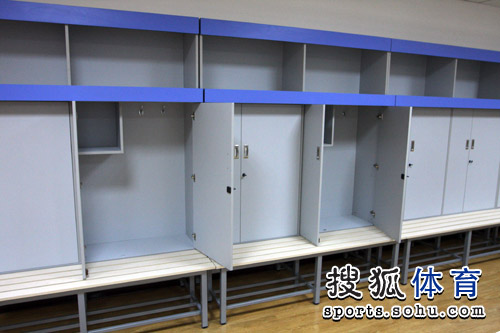 秘亚锦赛场馆 更衣室衣柜特写