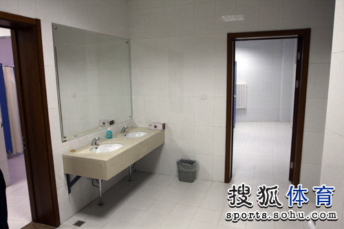 球员更衣室卫生间