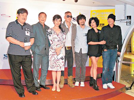 杜琪峰执导的电影《复仇》前晚举行亚洲首映礼，与部分演员合照。