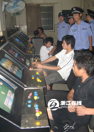 杭州警察夜查赌博 抓赌徒数名收赌博机若干(图