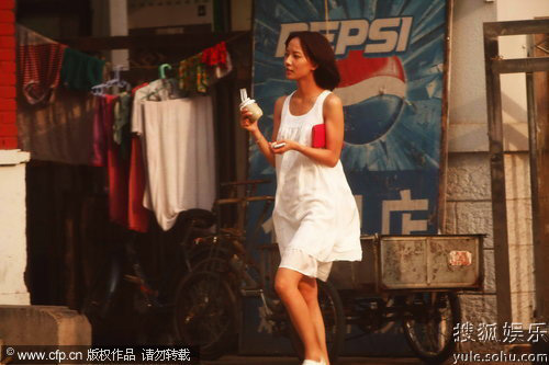 青春最无敌，王珞丹其实并没有在街拍上很下功夫，但一套简单的白裙子已然很好看了。