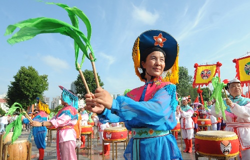 图文:武汉启动全民健身日 民间鼓乐队