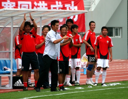 图文:[潍坊杯]国青3-2西班牙人 教练组庆祝