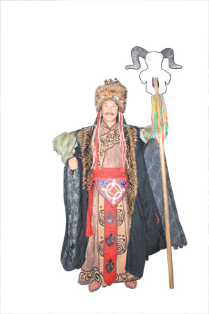 羌族演员冬云寿扮演的是德高望重的释比