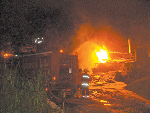广东增城一地下炼油厂大火 10吨机油差点炸了
