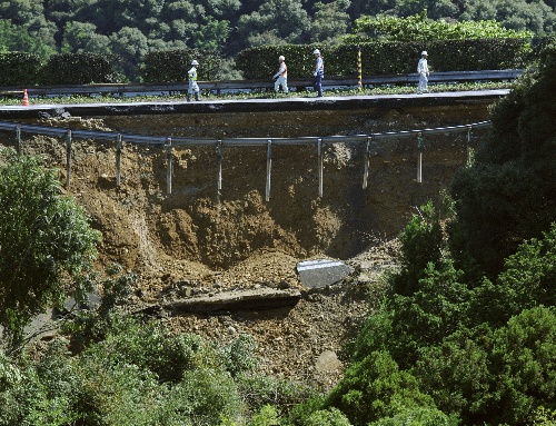 组图:日本骏河湾地震东京至名古屋交通动脉中