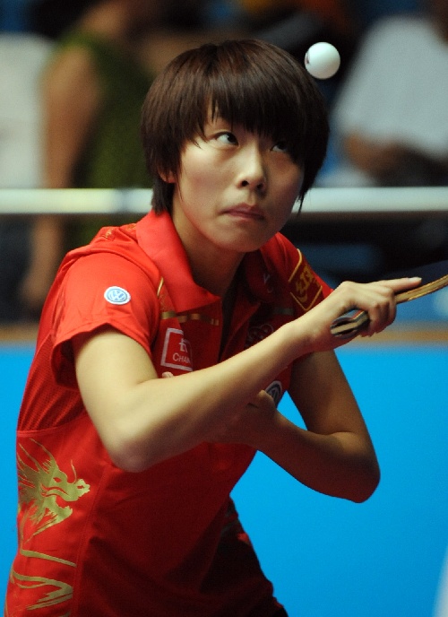 图文:中国乒乓球公开赛 武杨比赛中发球
