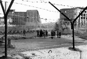 冷战标志柏林墙开始修筑