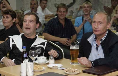 梅普酒吧看球赛 俄总统总理与民同乐(图)