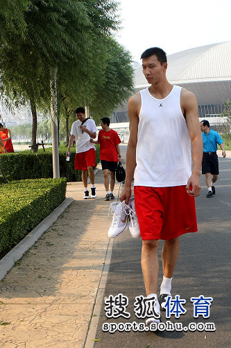 组图:中国男篮队员集体出动 易建联秀爆棚肌肉