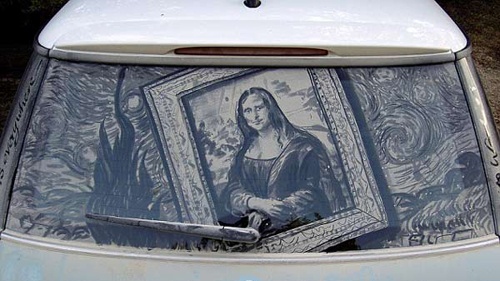 一位来自美国德克萨斯的艺术家,经常利用汽车车窗上的灰尘作画.