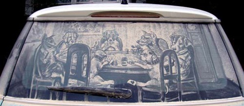 一位来自美国德克萨斯的艺术家,经常利用汽车车窗上的灰尘作画.