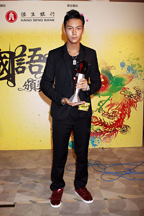 8月9日，陈伟霆出席新城国语力颁奖