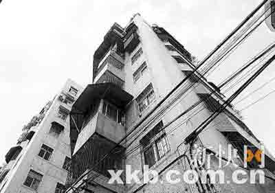 广州一小区整楼漏电 许多住户被电冲凉男被电