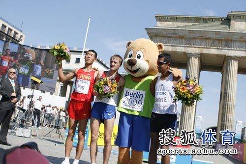 图文:20公里竞走王浩摘银创历史 三人与柏林熊