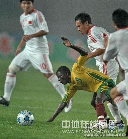 图文:国奥5-0津巴布韦 放倒对手