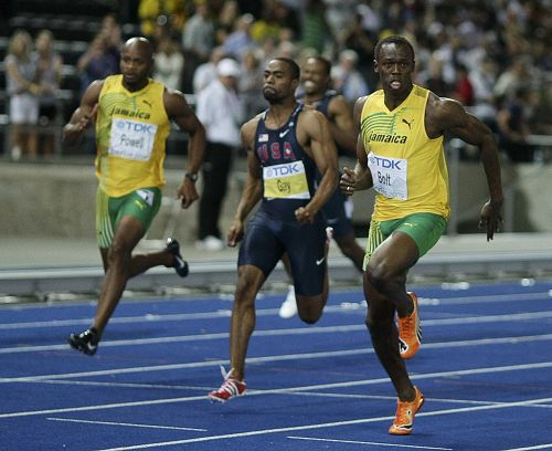 图文:博尔特打破男子百米世界纪录 左顾右