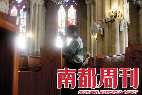 一个非洲人在广州石室教堂做弥撒。摄影・孙炯 实习生・郑璇　