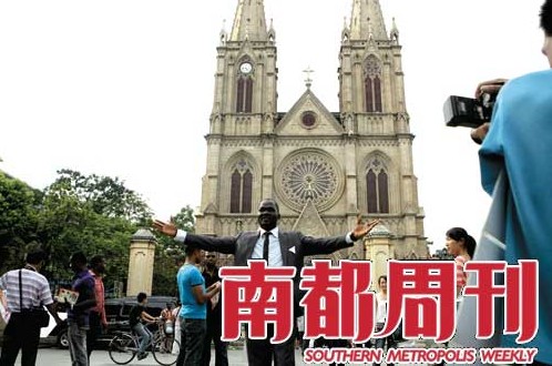 一个刚做完弥散的非洲人在广州石室大教堂前照相留念