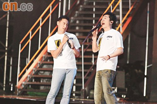 张学友（左）和庾澄庆合唱筹款，善心爆棚！