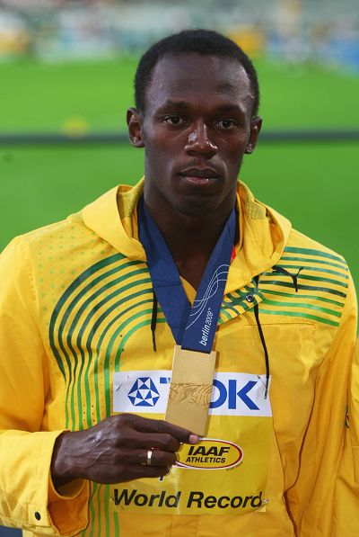 图文:男子100米颁奖仪式 博尔特展示金牌