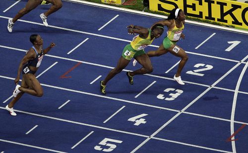 图文:世锦赛女子100米决赛 姐妹花比拼冲线