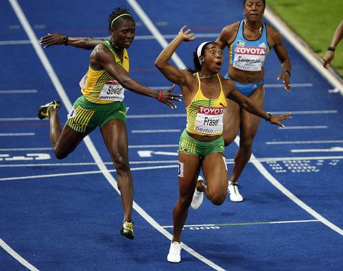 图文:世锦赛女子100米决赛 弗雷泽冲刺之后