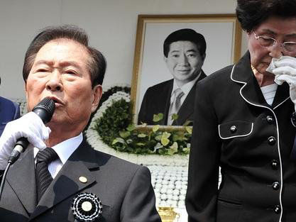 2009年5月28日，韩国，首尔：韩国前总统卢武铉的纪念仪式上，韩国前总统金大中回答记者提问。