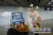 图文：中国羽毛球队载誉归来 鲍春来行李不少
