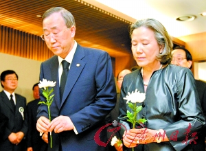 联合国秘书长潘基文也和妻子来到临时灵堂献花。