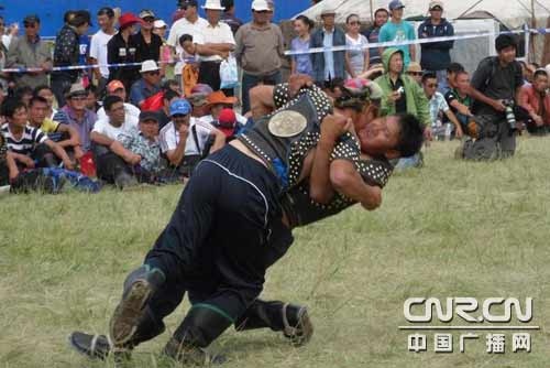 那达慕大会上有很多传统竞技项目,蒙古式摔跤是其中之一