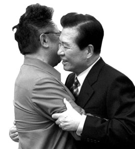 2006年6月第一次韩朝首脑会晤时，金大中（右）与金正日紧紧拥抱