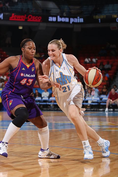 图文:WNBA天空VS银星 突破对手-搜狐体育