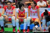 图文：大奖赛中国女排2-3荷兰 队员替补席休息