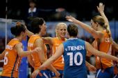 图文：女排大奖赛中国2-3荷兰 荷兰队员庆祝