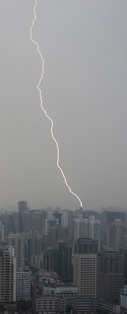 上海高温雷电暴雨再次三碰头 三处工地7死2伤