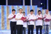 图：直击赈灾晚会现场-王刚朗诵